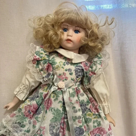 Heritage Signature Collection Porcelain Doll 1990 Vintage Curly Hair Floral - Picture 3 of 8